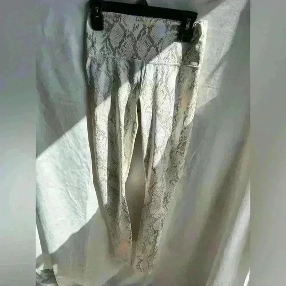 Fabletics Gold & White Snakeskin Powerhold High Waisted Leggings Size XXS - Picture 1 of 4